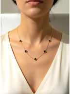 Mini Yonca Modeli Gold Renk Siyah Taşlı Kadın Paslanmaz Çelik Kolye - Kararma Yapmaz Çift Taraflı