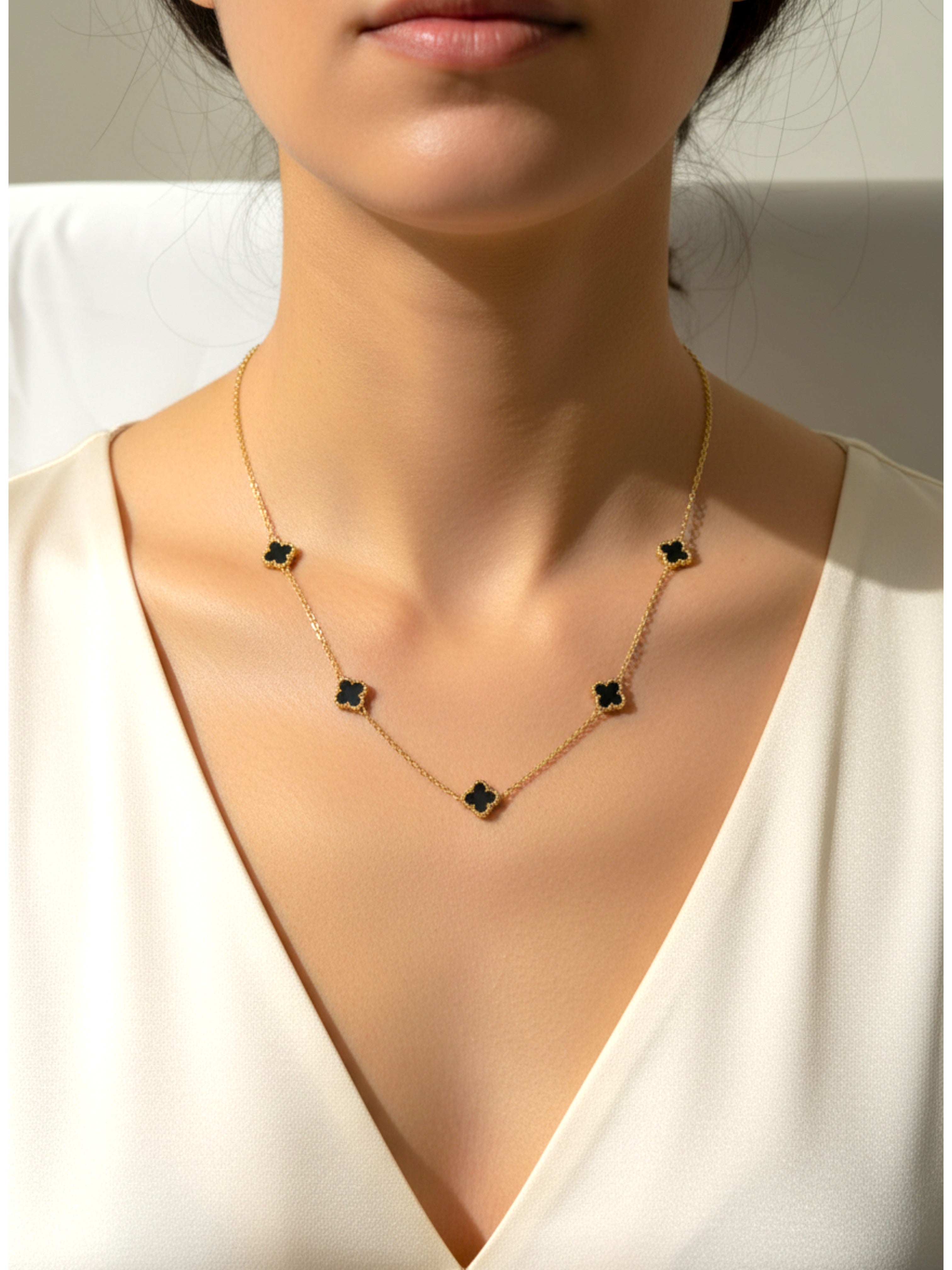 Mini Yonca Modeli Gold Renk Siyah Taşlı Kadın Paslanmaz Çelik Kolye - Kararma Yapmaz Çift Taraflı