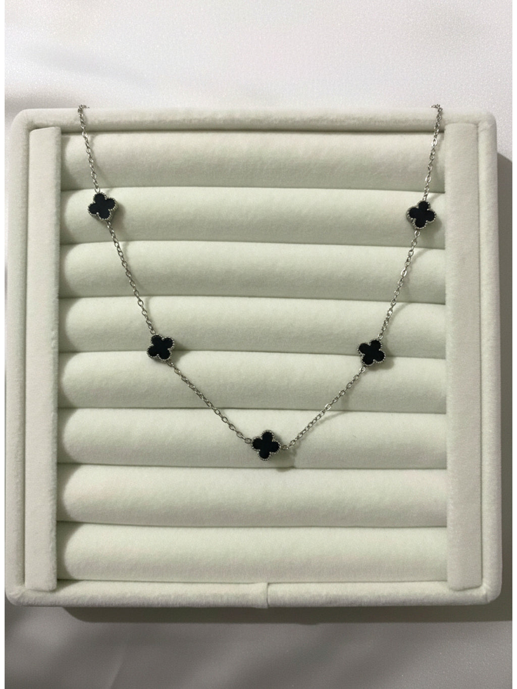 Mini Yonca Modeli Gümüş Renk Siyah Taşlı Kadın Paslanmaz Çelik Kolye - Kararma Yapmaz Çift Taraflı