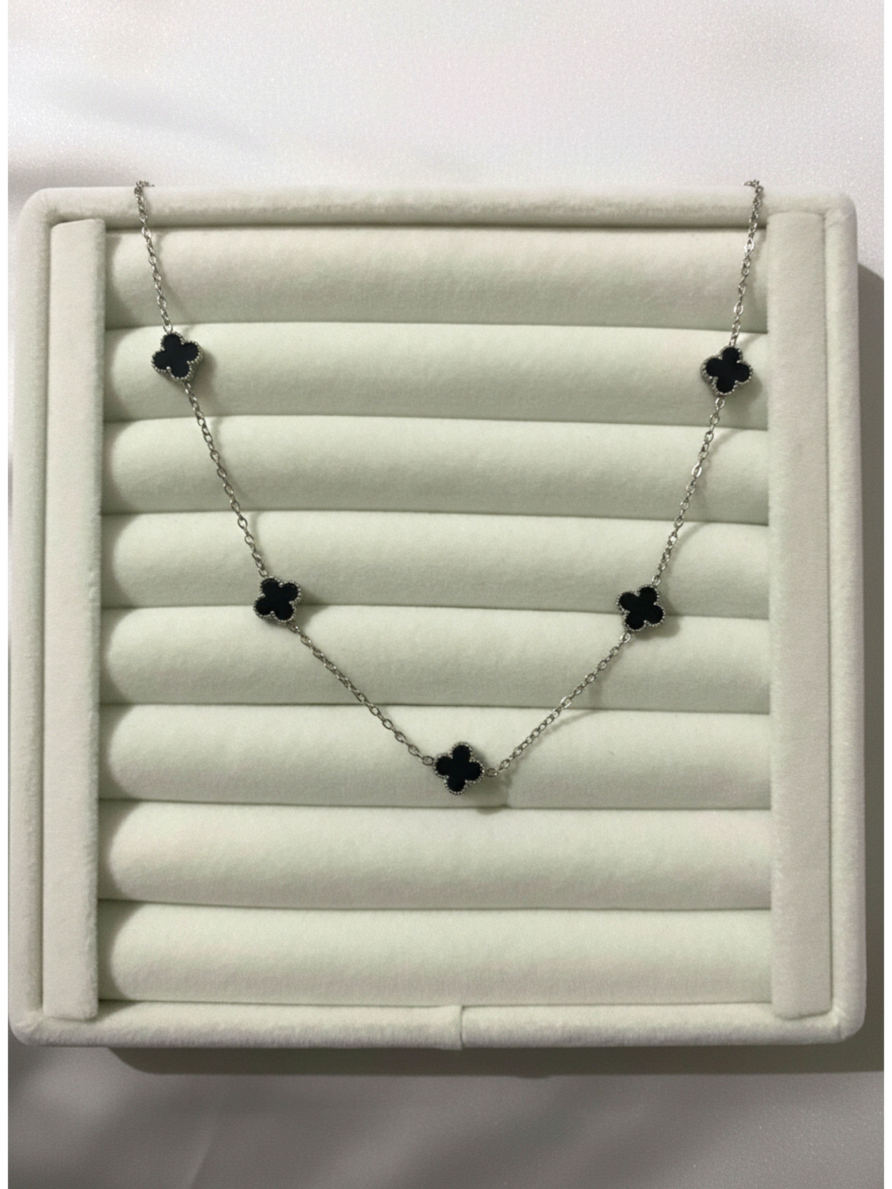 Mini Yonca Modeli Gümüş Renk Siyah Taşlı Kadın Paslanmaz Çelik Kolye - Kararma Yapmaz Çift Taraflı