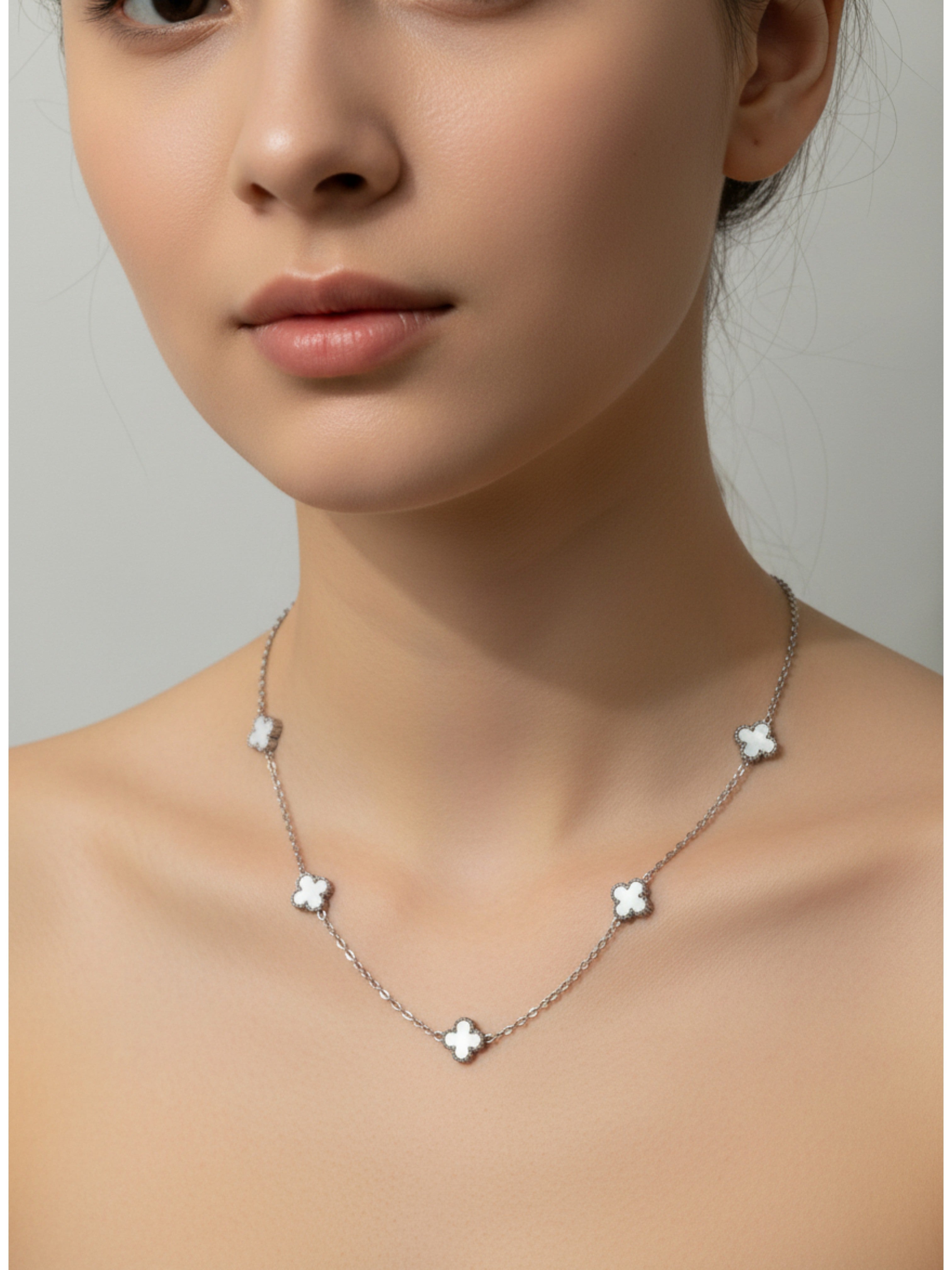 Mini Yonca Modeli Gümüş Renk BeyazTaşlı Kadın Paslanmaz Çelik Kolye - Kararma Yapmaz Çift Taraflı