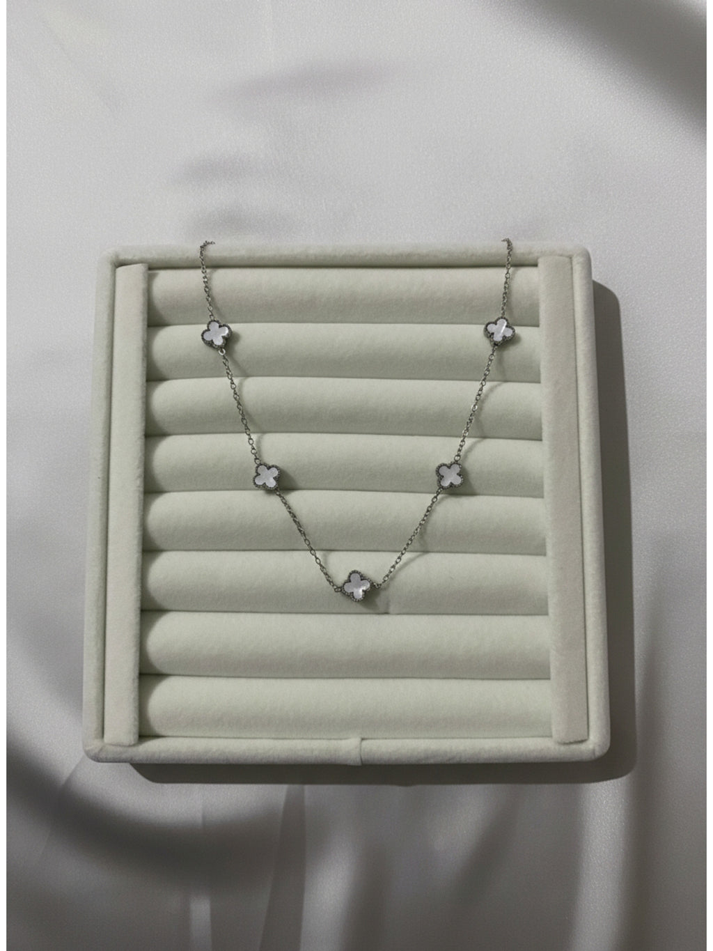 Mini Yonca Modeli Gümüş Renk BeyazTaşlı Kadın Paslanmaz Çelik Kolye - Kararma Yapmaz Çift Taraflı