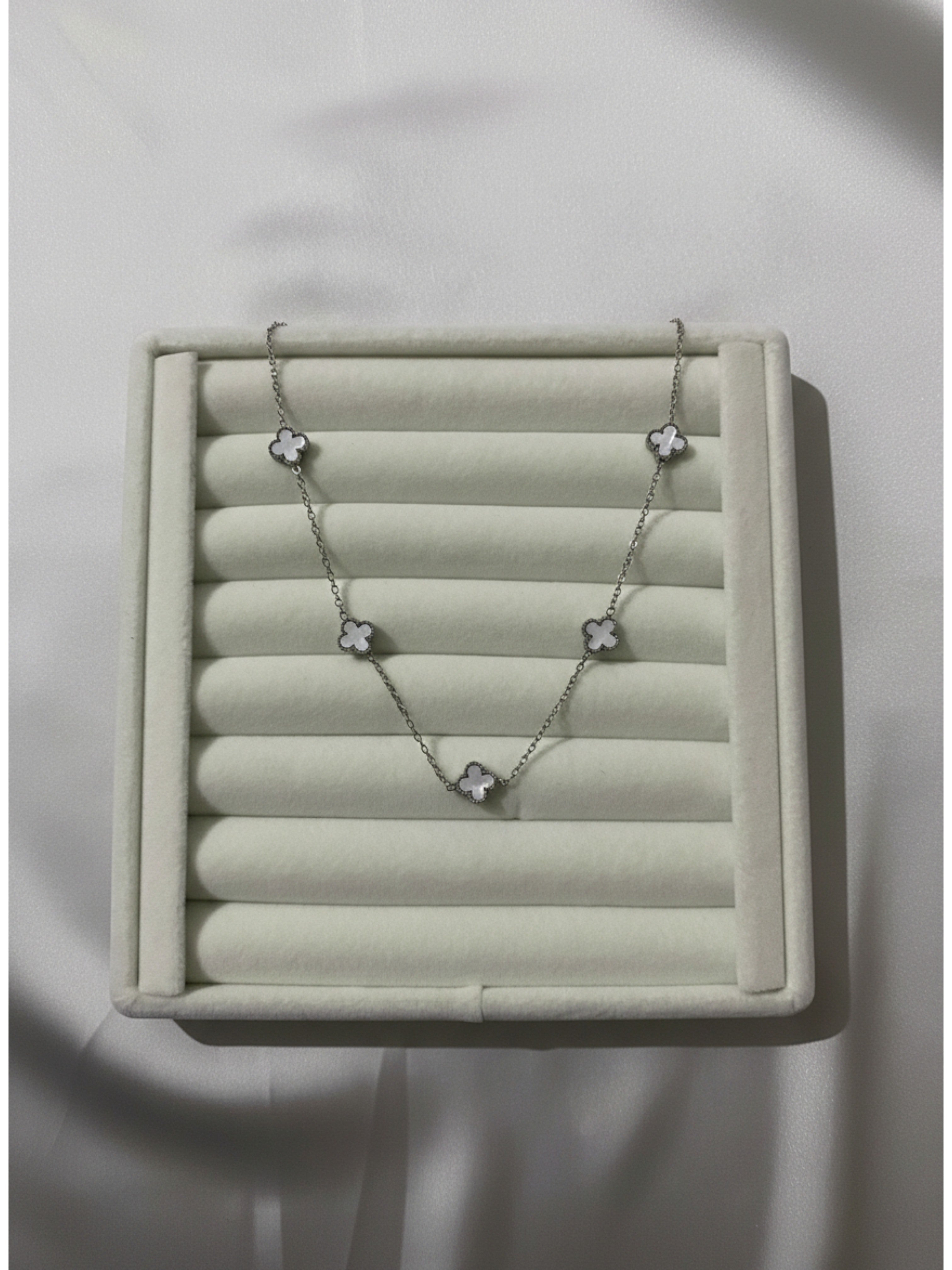 Mini Yonca Modeli Gümüş Renk BeyazTaşlı Kadın Paslanmaz Çelik Kolye - Kararma Yapmaz Çift Taraflı