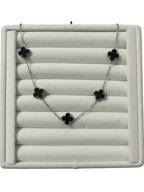 Yonca Modeli Gümüş Renk Siyah Taşlı Kadın Paslanmaz Çelik Kolye - Kararma Yapmaz Çift Taraflı