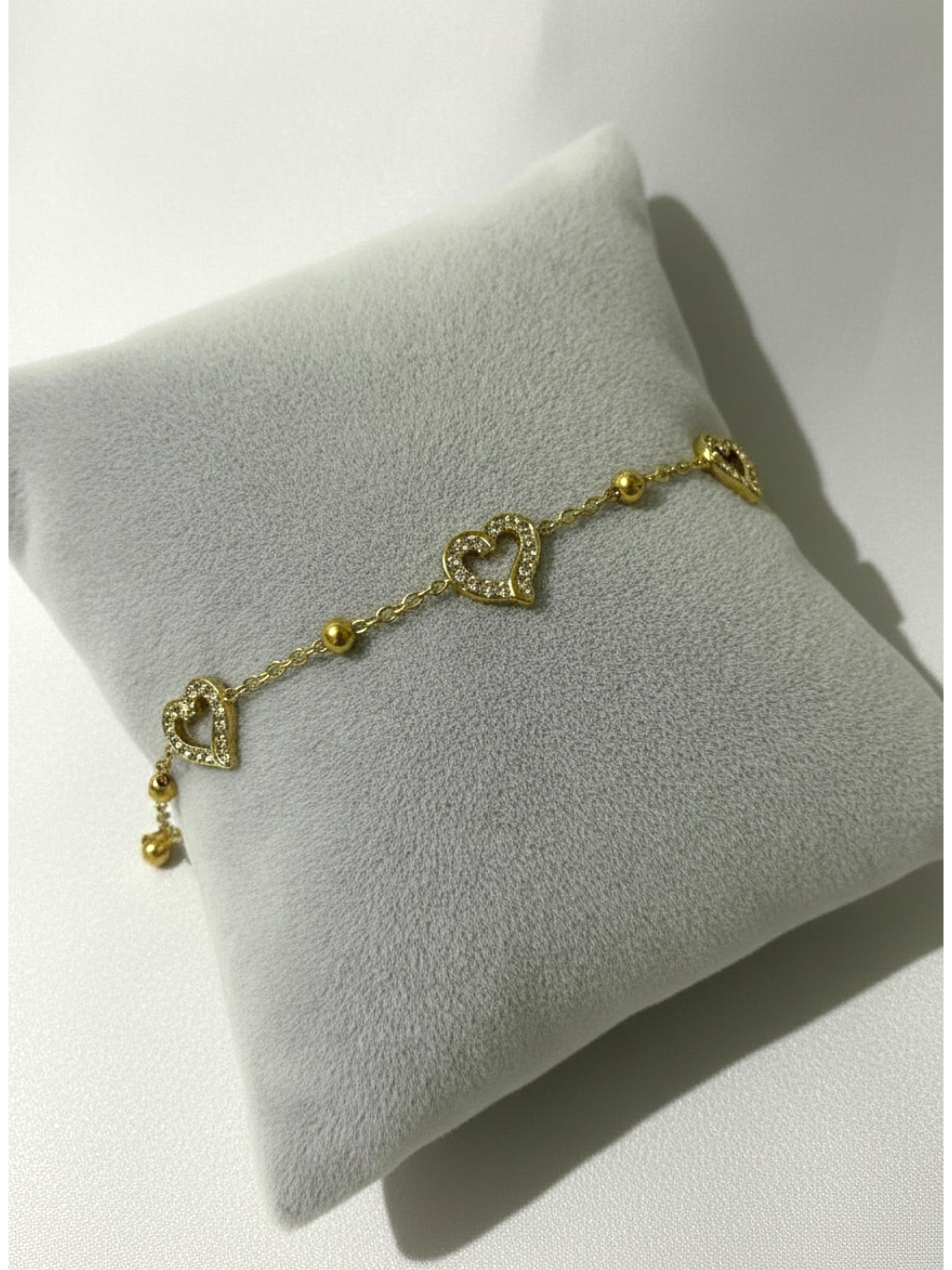 İçi Boş Kalp Üstü Taşlı Gold Renk Paslanmaz Çelik Kadın Bileklik - Sevgiliye Hediye