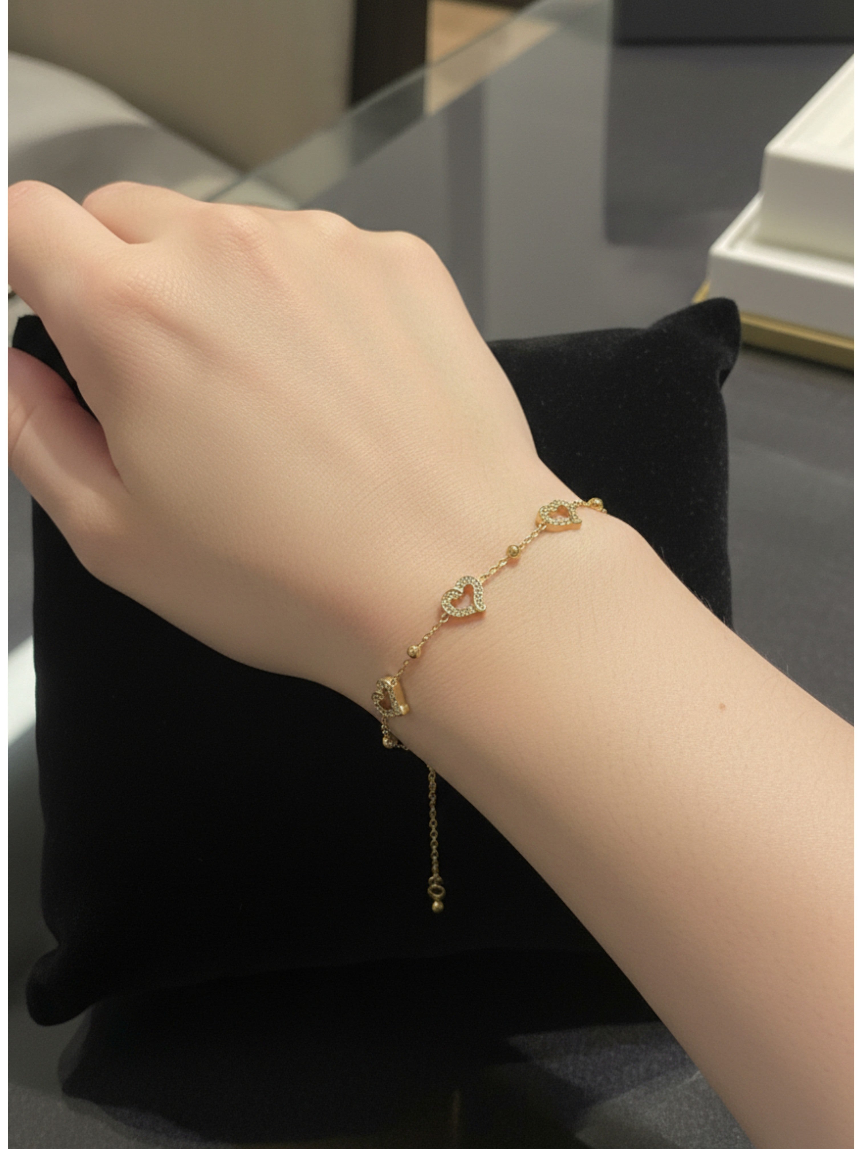 İçi Boş Kalp Üstü Taşlı Gold Renk Paslanmaz Çelik Kadın Bileklik - Sevgiliye Hediye