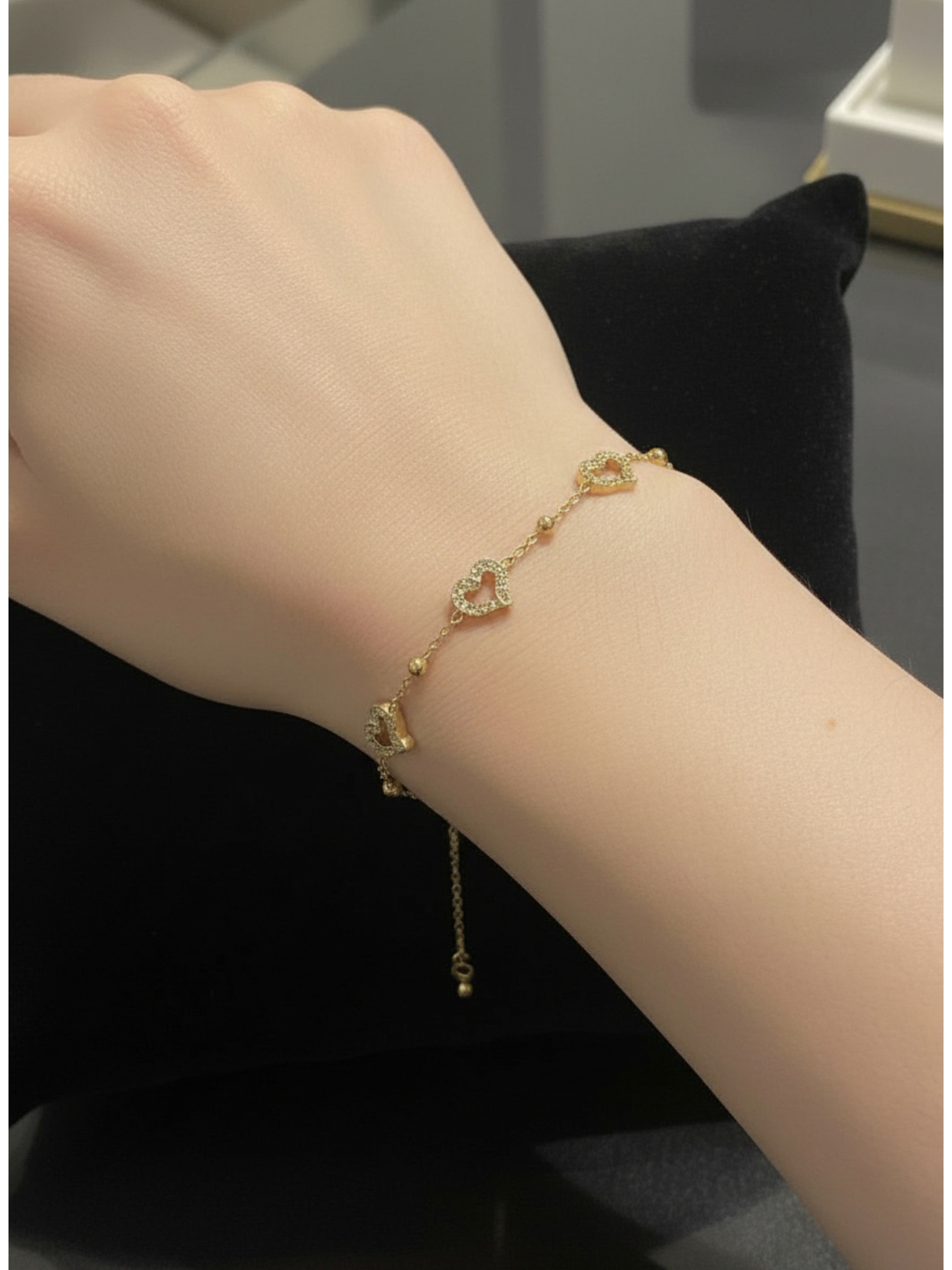 İçi Boş Kalp Üstü Taşlı Gold Renk Paslanmaz Çelik Kadın Bileklik - Sevgiliye Hediye