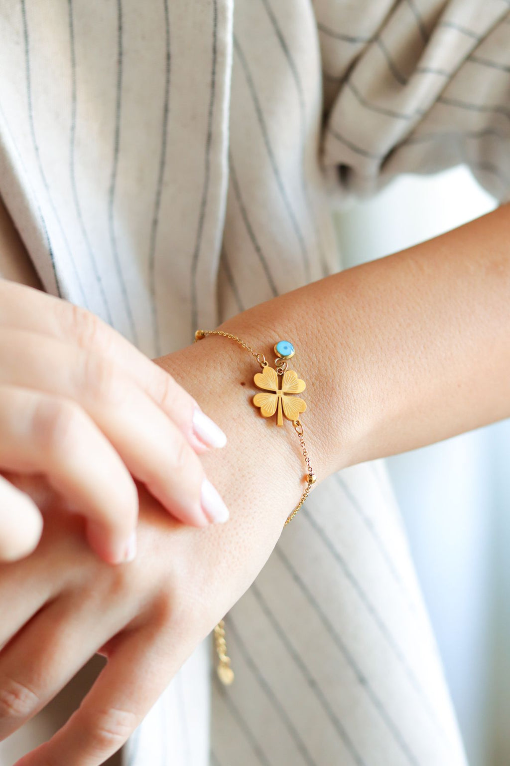 Yonca ve Nazar Boncuklu Gold Rengi Kadın Çelik Bileklik-Şans ve Koruma