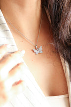 Kelebek Modeli Gümüş Renk Üstü Taşlarla İşlenmiş Kadın Çelik Kolye-Şansını Çağır