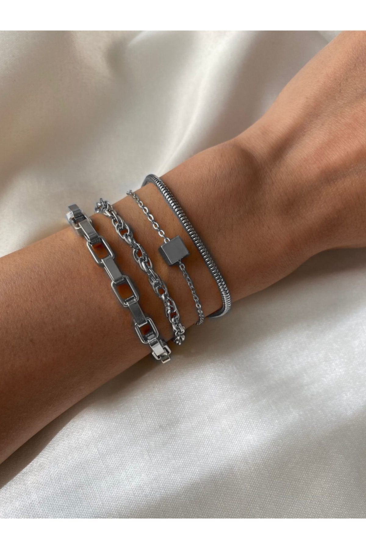 Gümüş Renk Küp Detaylı Dörtlü Kombin Kadın Bileklik