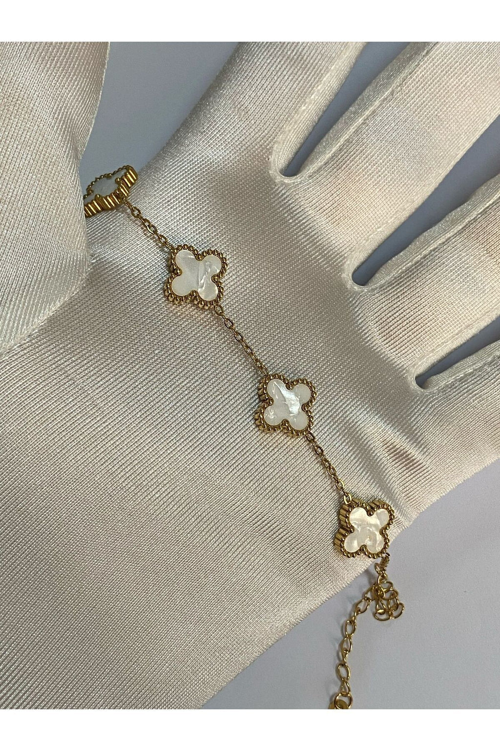 Yonca Modeli Gold Renk Beyaz Taşlı Kadın Çelik Bileklik - 17 5 Cm Uzunluk – 1.5 Cm Genişlik