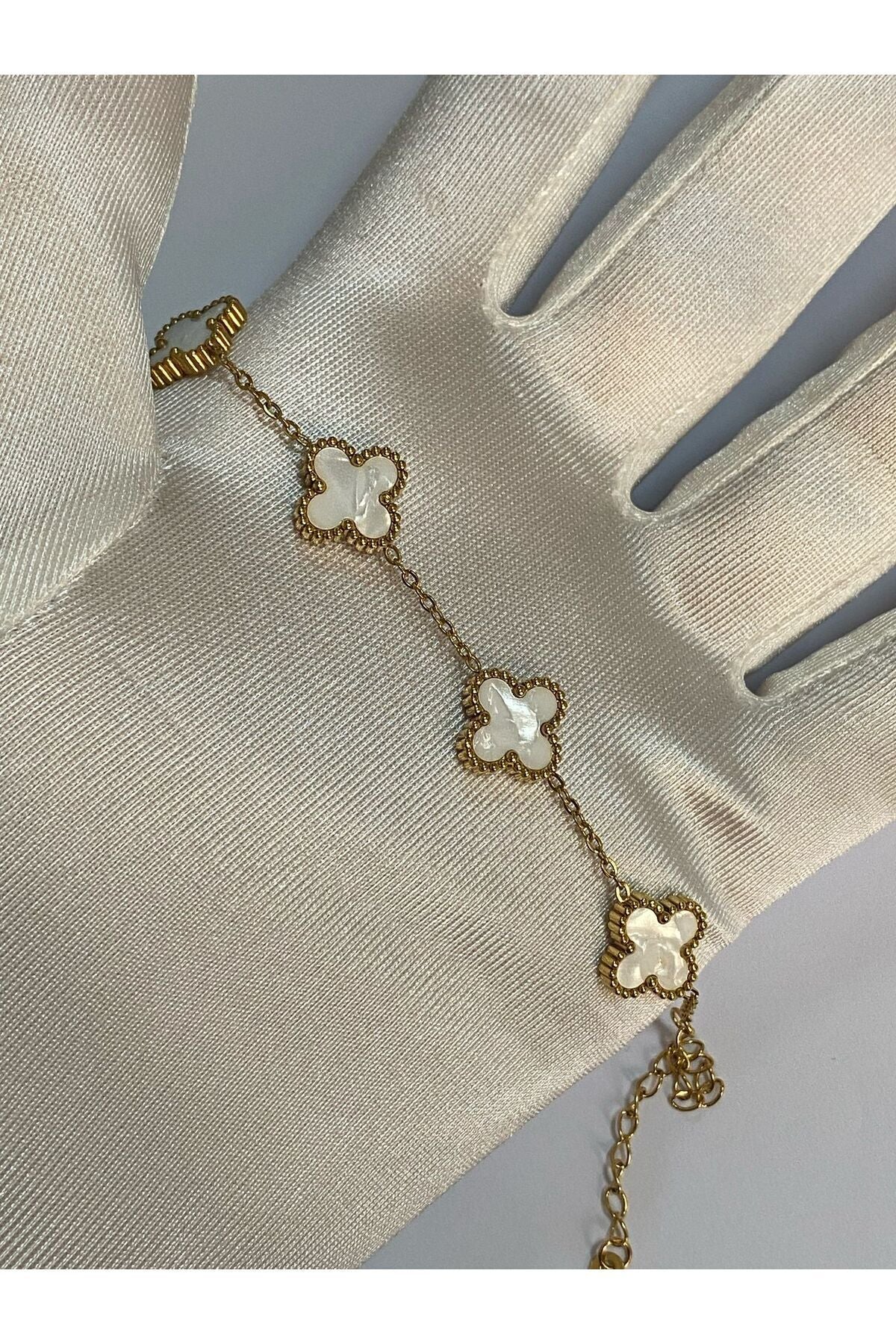 Yonca Modeli Gold Renk Beyaz Taşlı Kadın Çelik Bileklik - 17 5 Cm Uzunluk – 1.5 Cm Genişlik