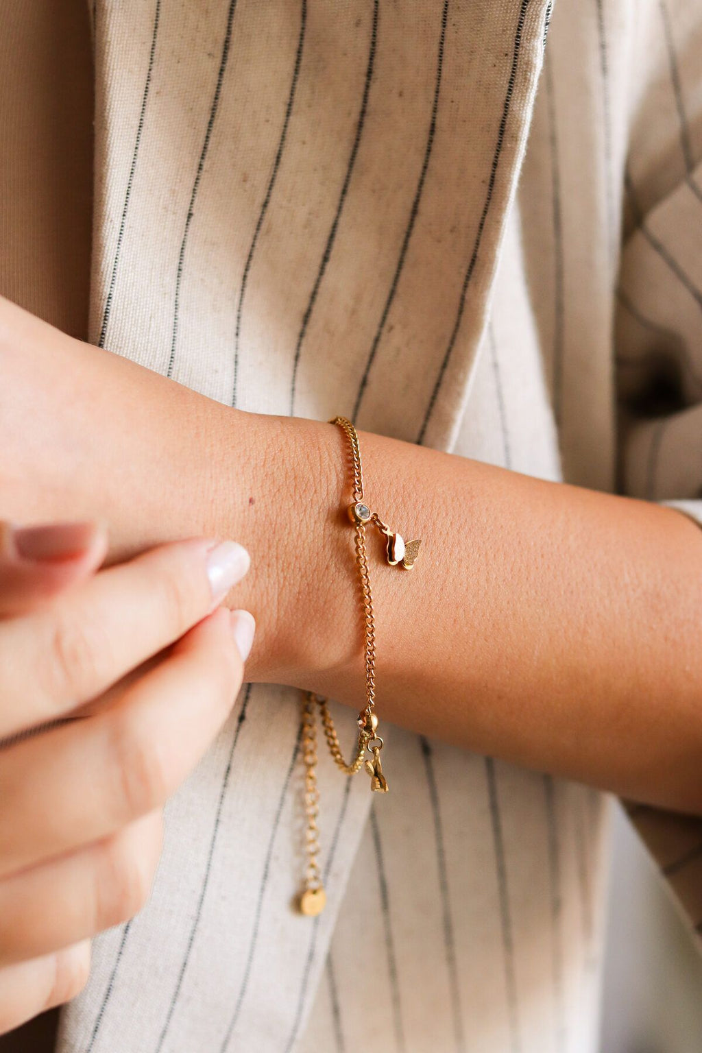 Minimalist Kelebekli Gold Rengi Çelik Kadın Bileklik-Bileğindeki Kelebekler