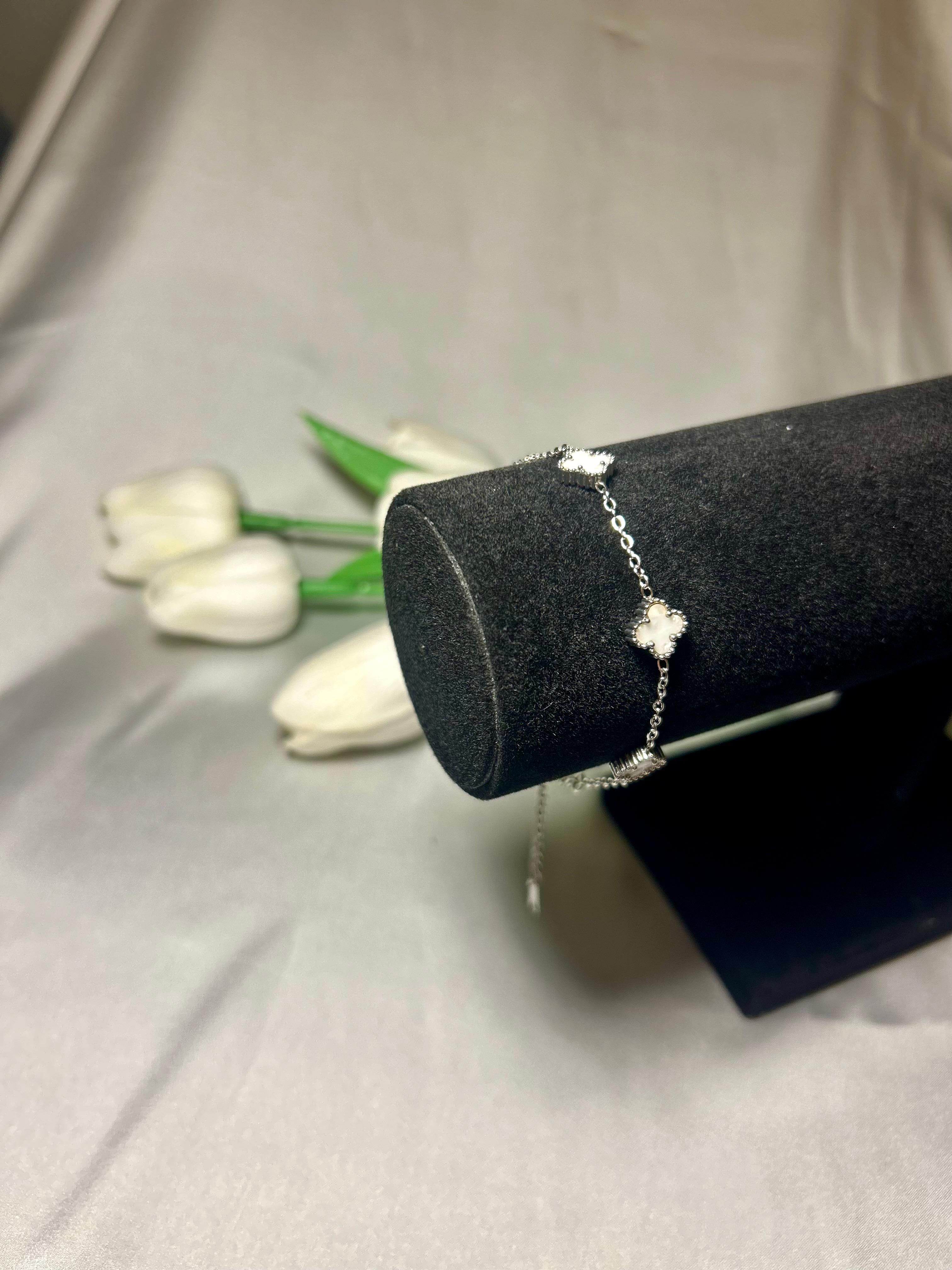 Paslanmaz Çelik Mini Yonca Modeli Gümüş Renk Unisex Çelik Bileklik - 17+5 Cm Uzunluk
