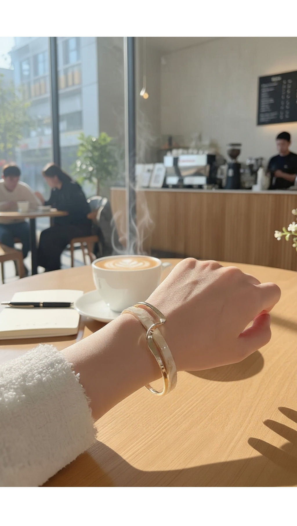 Sedef Detaylı Dalgalı Gold Kadın Kelepçe Bileklik – Ayarlanabilir, Şık Tasarım