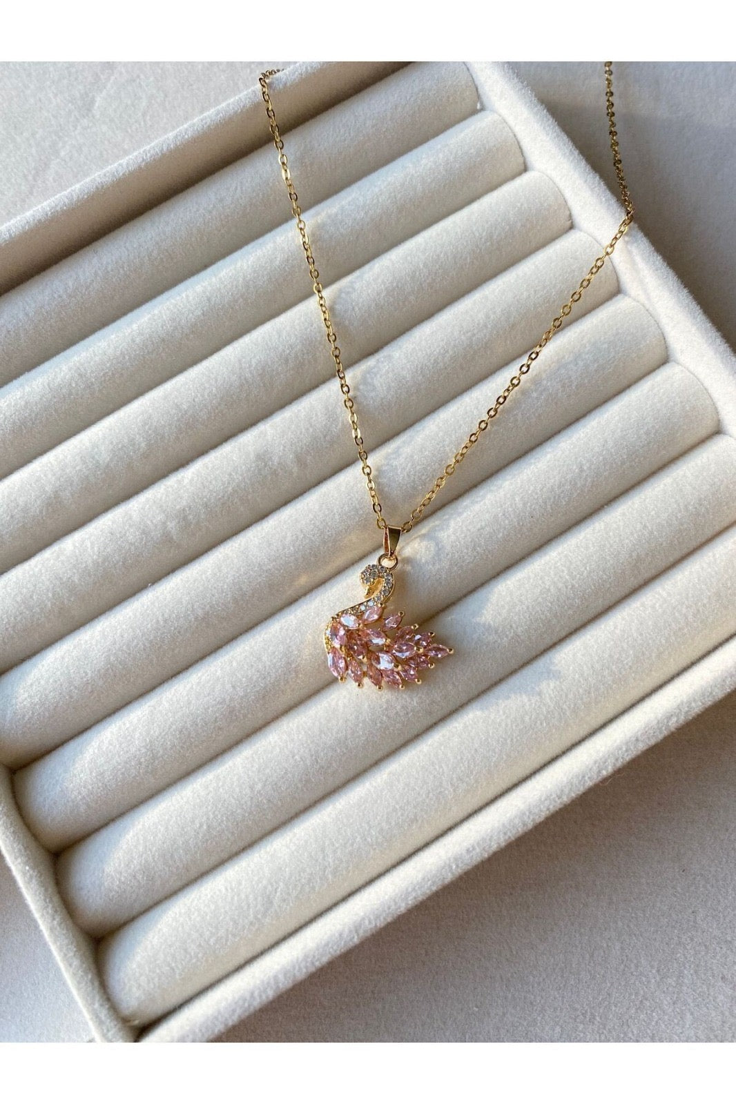 Pembe Taşlı Kuğu Kadın Kolye