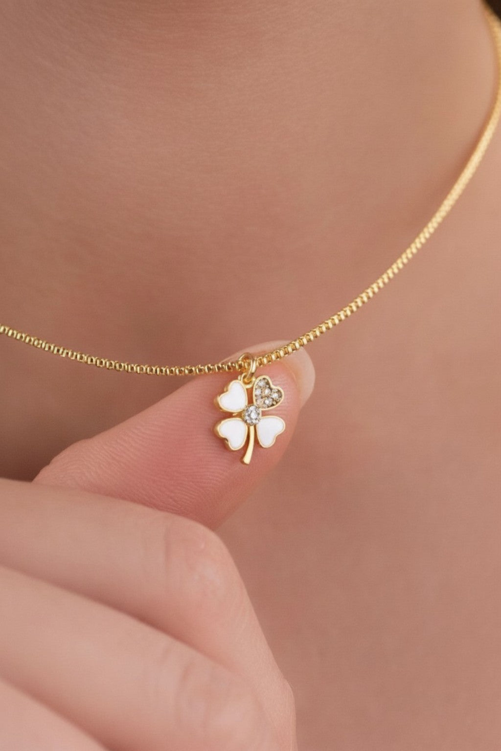 Yonca Modeli Taşlı Kolye