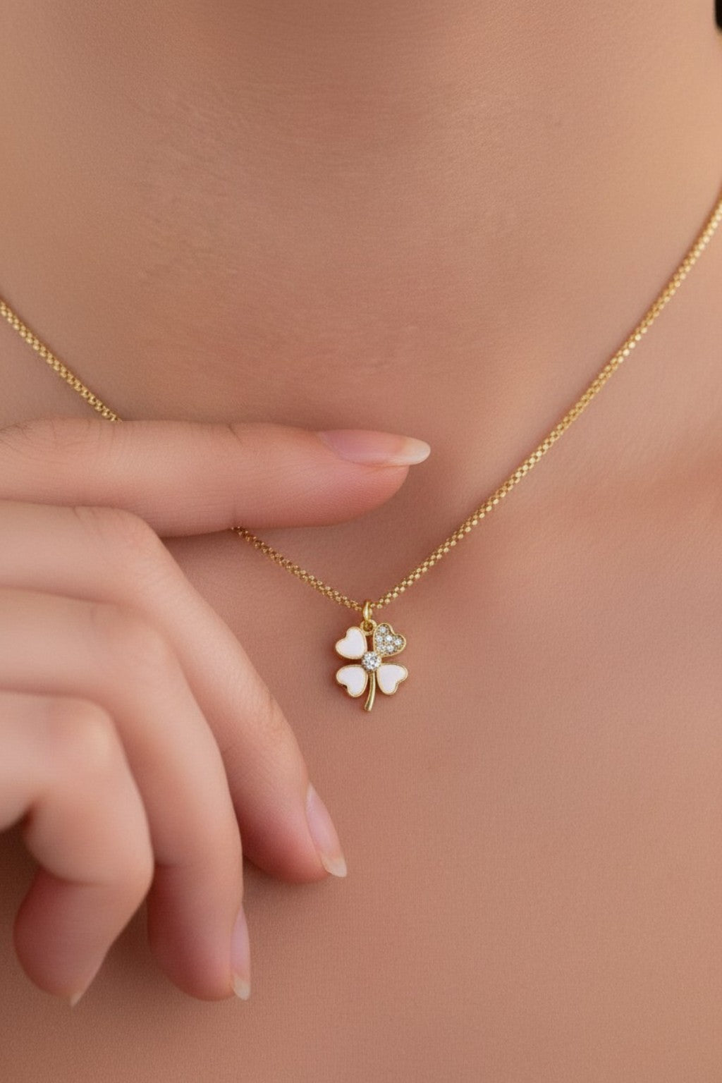 Yonca Modeli Taşlı Kolye