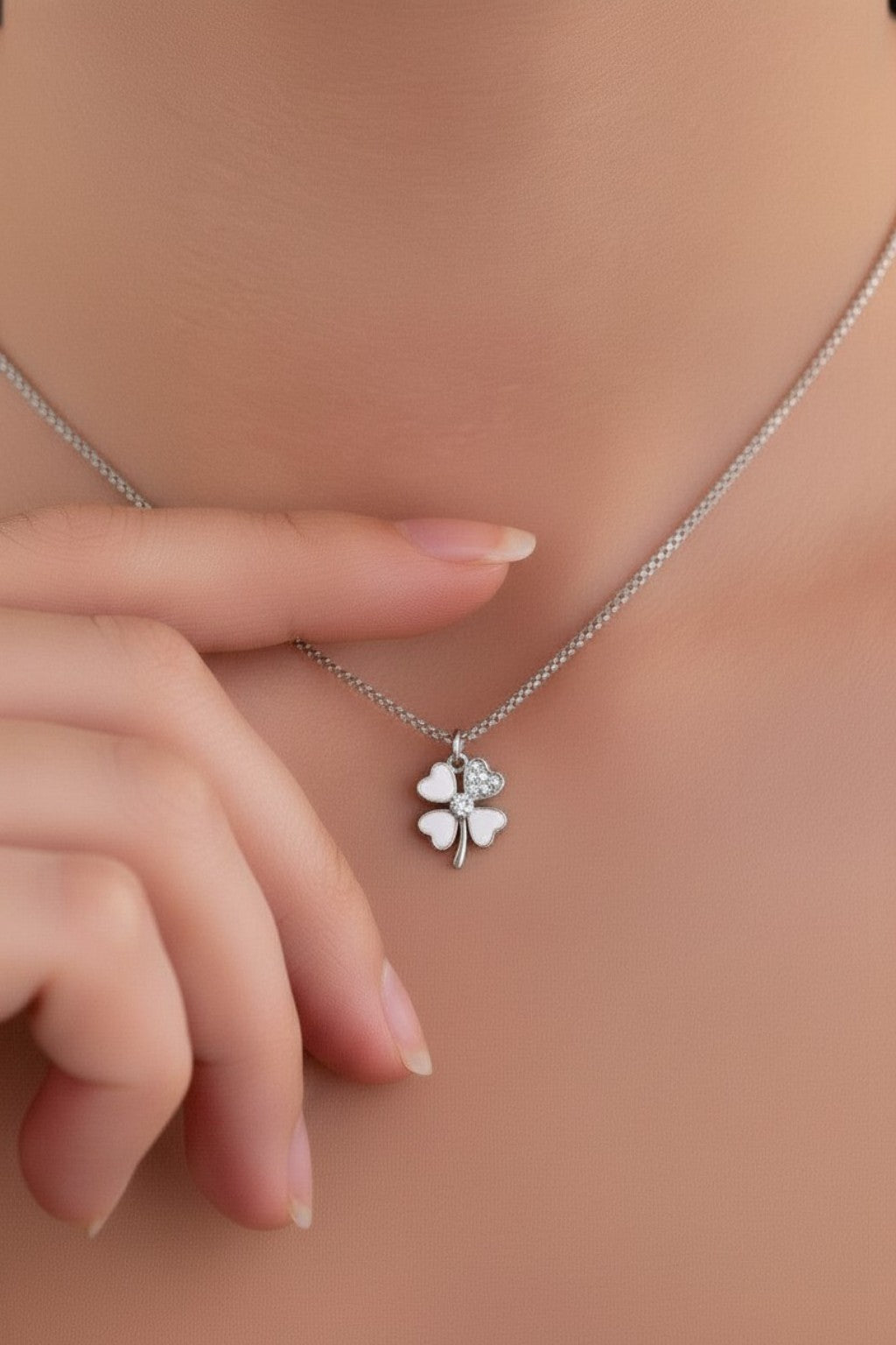 Yonca Modeli Taşlı Kolye