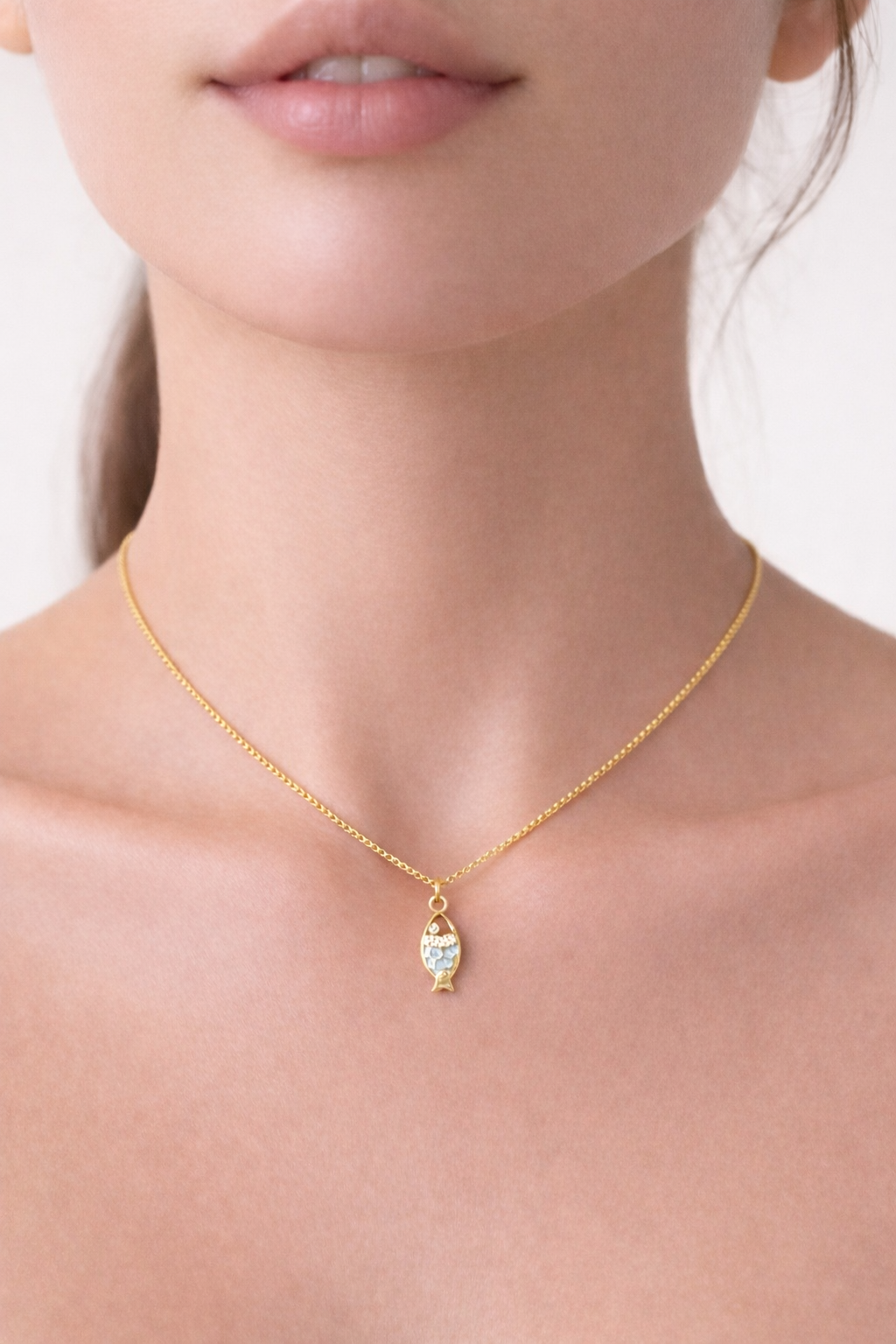 Balık Figürlü Taşlı Kolye – Minimal Kadın Kolye