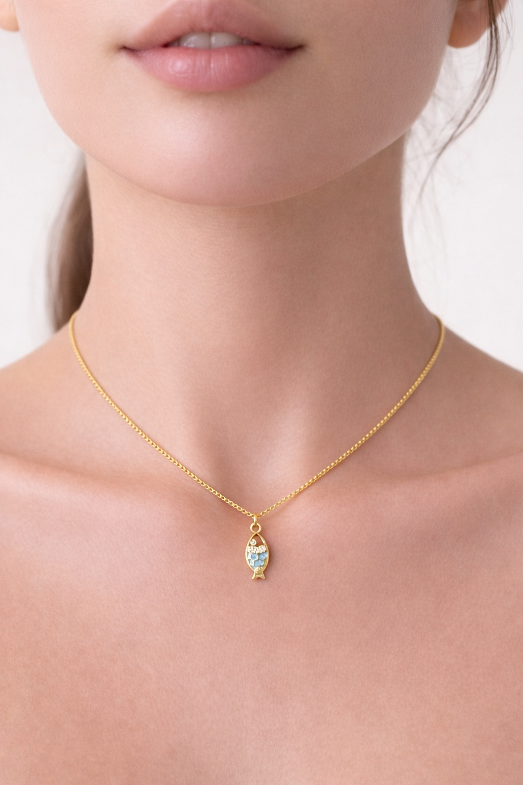 Balık Figürlü Taşlı Kolye – Minimal Kadın Kolye