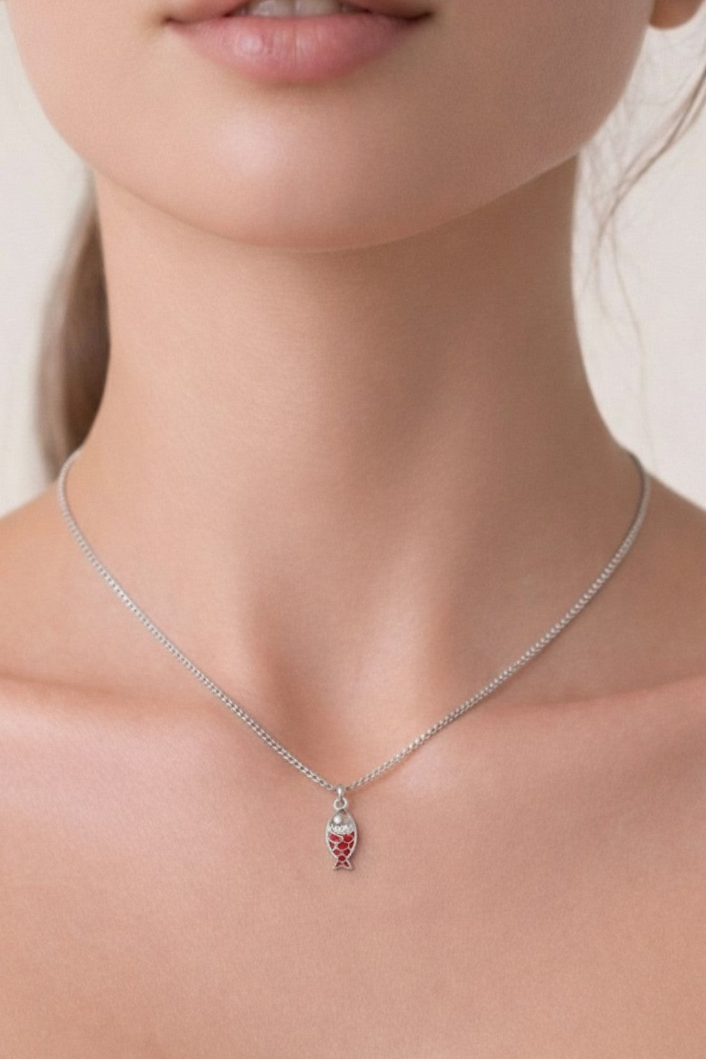 Balık Figürlü Taşlı Kolye – Minimal Kadın Kolye