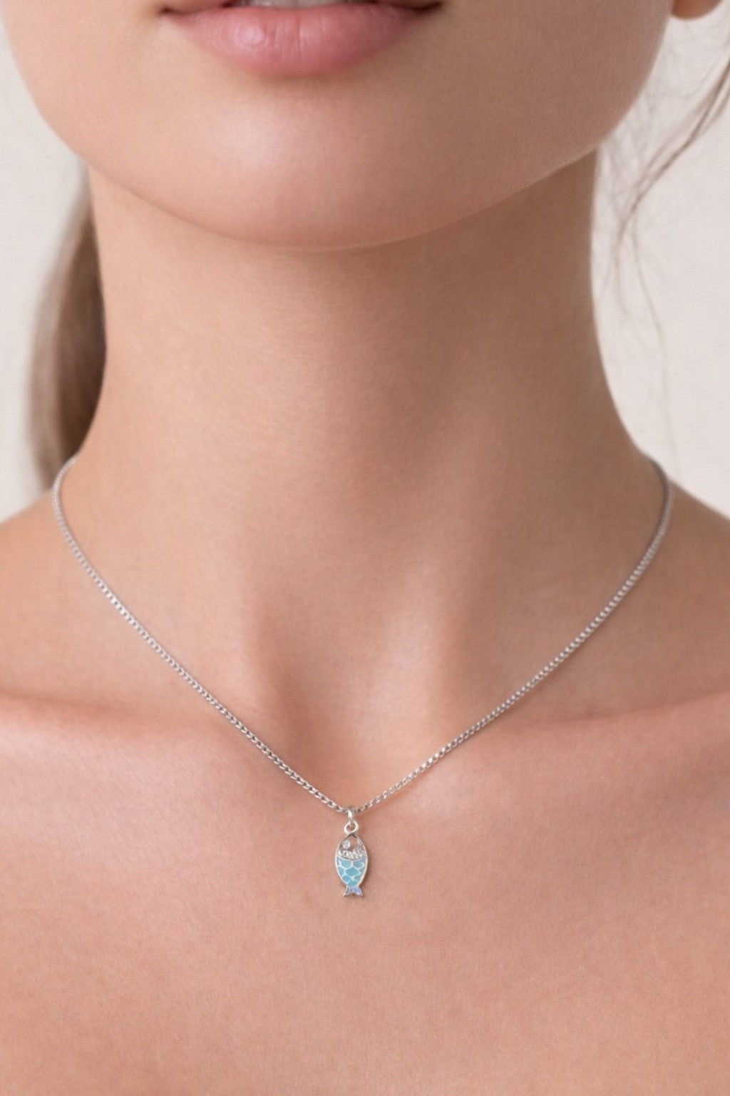 Balık Figürlü Taşlı Kolye – Minimal Kadın Kolye