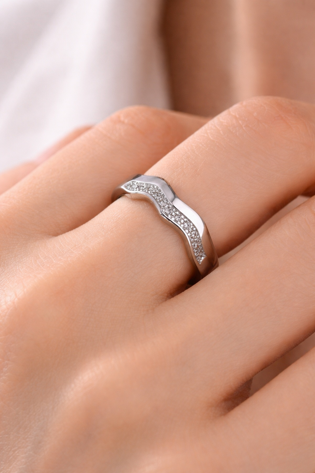 Dalga Formlu Zirkon Taşlı Çelik Yüzük – 18 Numara