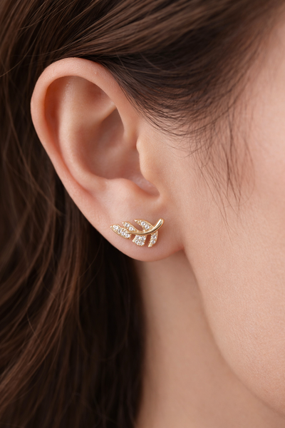 Yaprak Desenli Zirkon Taşlı Çelik Kadın Küpe – Minimal | Kararmaz