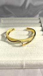 Sedef Detaylı Dalgalı Gold Kadın Kelepçe Bileklik – Ayarlanabilir, Şık Tasarım