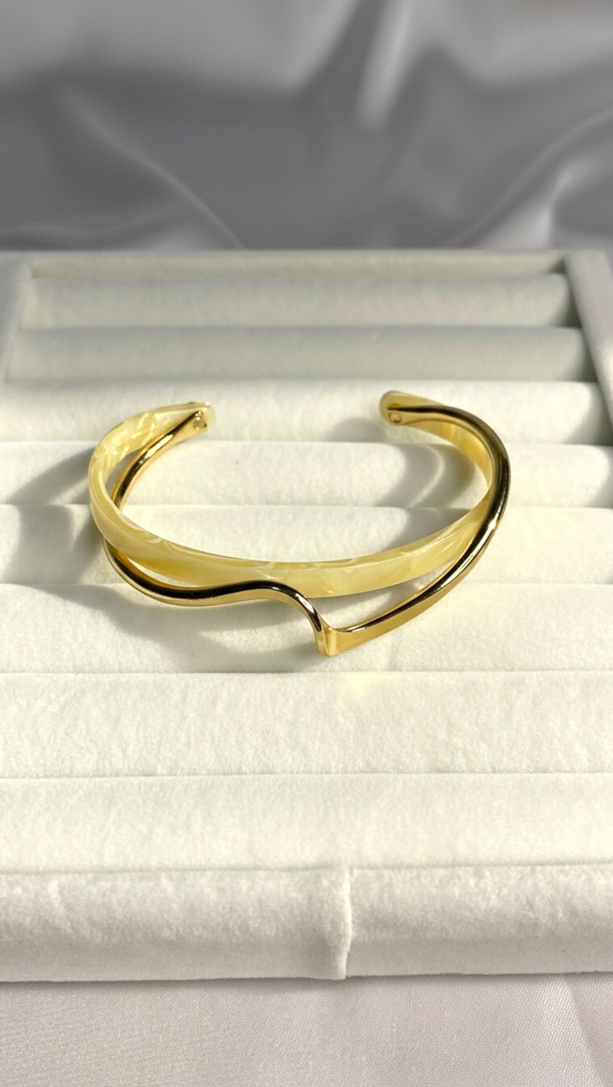 Sedef Detaylı Dalgalı Gold Kadın Kelepçe Bileklik – Ayarlanabilir, Şık Tasarım